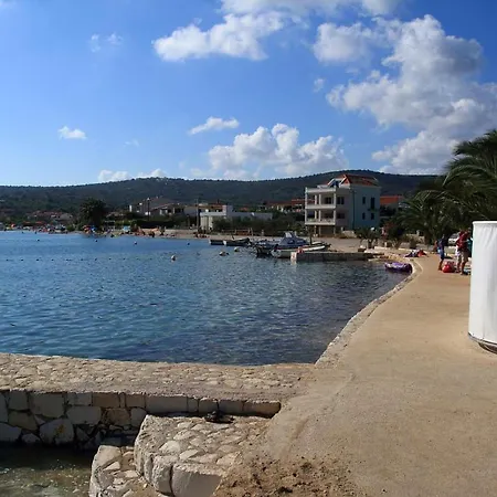 Сasa de vacaciones Family Friendly House With A Swimming Pool Vinisce, Trogir - 7510 *