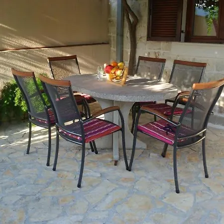 Сasa de vacaciones Family Friendly House With A Swimming Pool Vinisce, Trogir - 7510 *